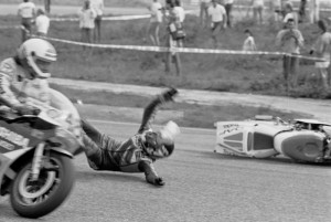 1984_anderstorp_crash_barry_sheene_01_
