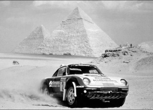 Porsche 959 rallying through Egypt in the ParisDakar