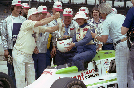 Nel 1977 Janet Guthrie fa la storia diventando la prima donna a qualificarsi per la Indy500. motorsportretro.com