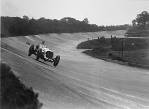 Photo of the day: John Cobb laps Brookands at 143.33 mph in 1935 ...