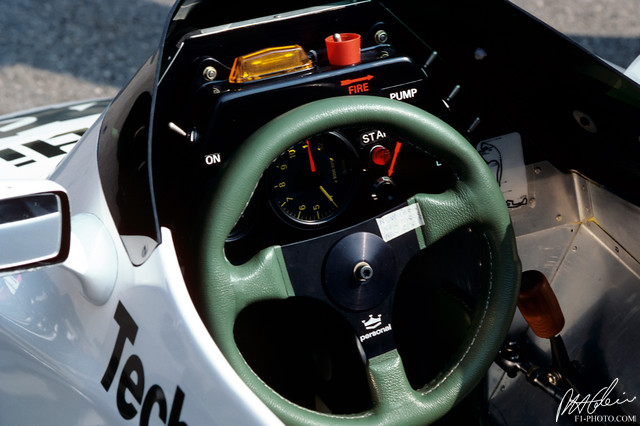  F1 steering wheel - The Evolution - Motorsport Retro